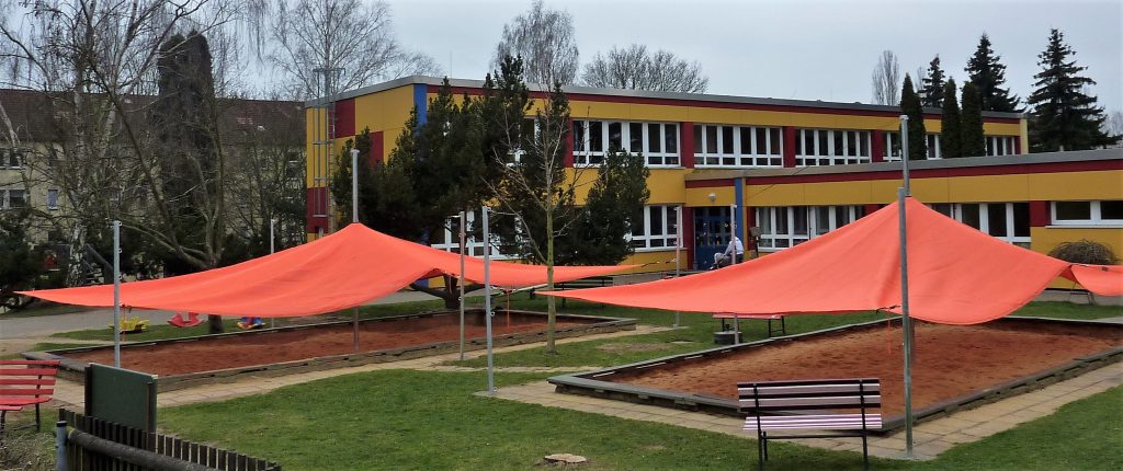 Sonnensegel als Sonnenschutz für den Spielplatz in Kindergarten und Schule