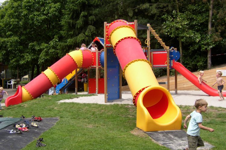 Röhrenrutschen auf dem Spielplatz