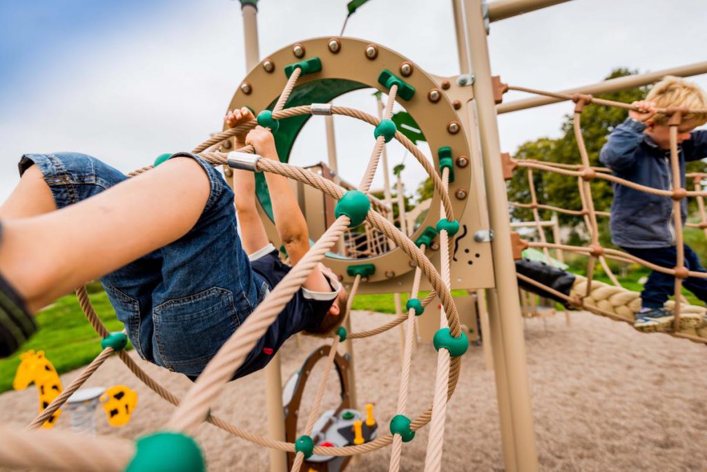 Kletterspielgeräte und Kletterparcours für den Spielplatz