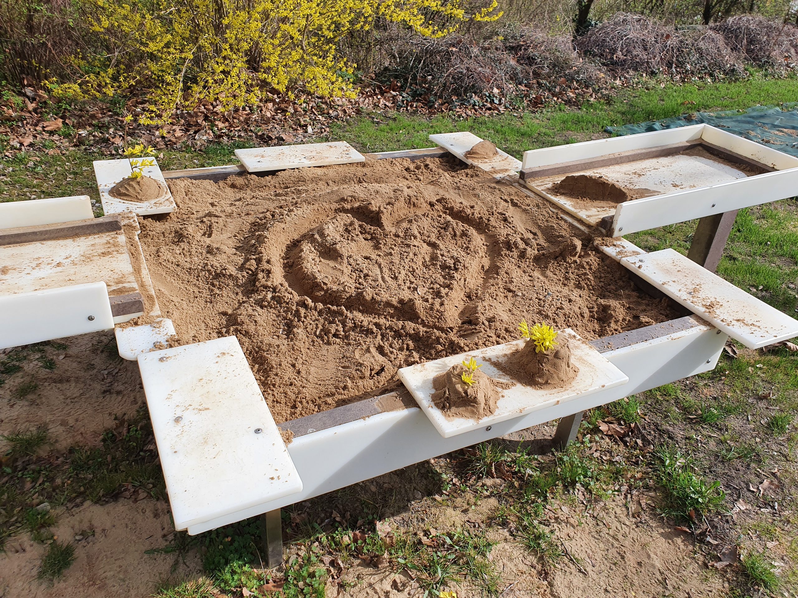 Rollstuhlfahrer-Sandkasten