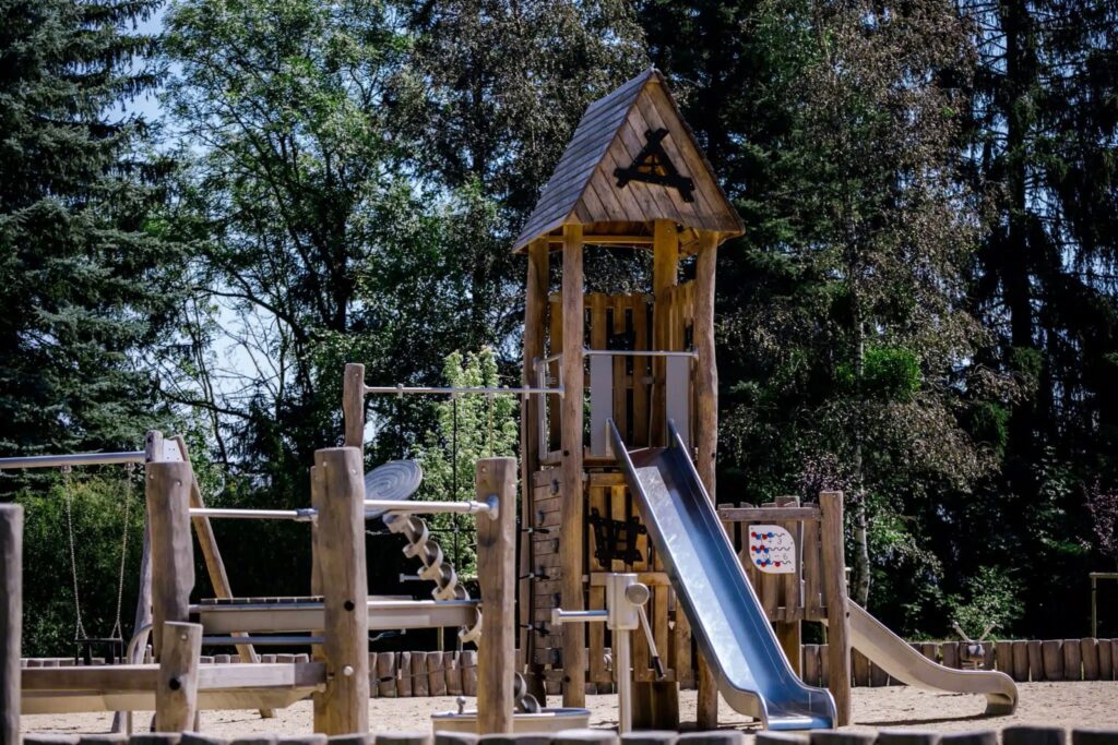 Spielburg aus Robinie