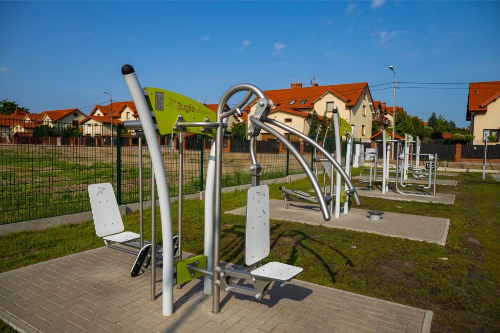 Outdoor-Fitnessparcour - Sportgeräte aus Stahl - Trainiingszentrum in der Natur