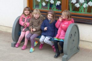 Outdoor-Kinder-Bank aus Recycling-Kunststoff, Bank für Spielplatz nachhaltig mehrfarbig