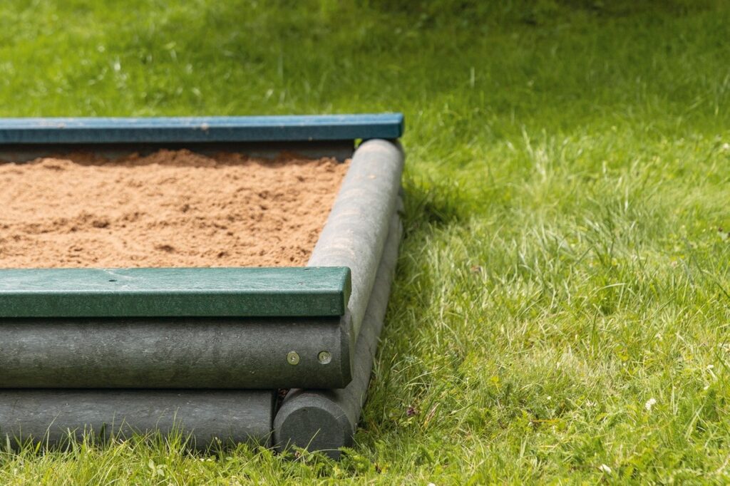 Sandkasten aus Recycling-Kunststoff - nachhaltig, schadstoffrei, wartungsarm und langlebig