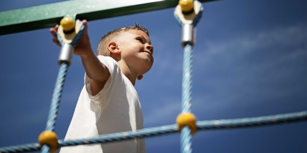 Klettersechseck für den Spielplatz aus Stahl
